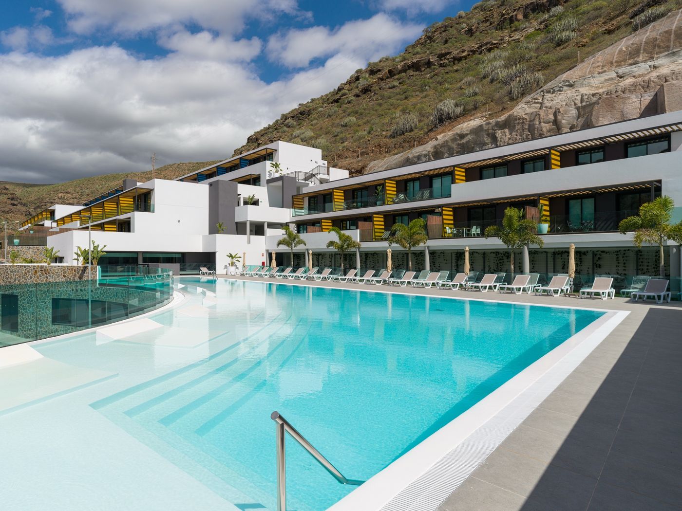 Piscina y complejo residencial Gran Oasis Puerto Rico con la montaña al fondo